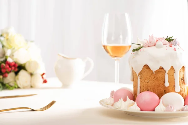 Foco Seletivo Delicioso Bolo Páscoa Decorado Com Merengue Com Ovos — Fotografia de Stock