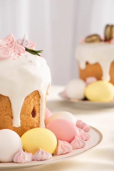 Selective Focus Delicious Easter Cakes Meringue Colorful Eggs Plates — Stock Photo, Image