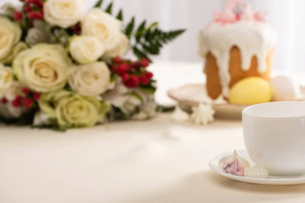 Fuoco Selettivo Tazza Vicino Deliziosa Torta Pasqua Fiori — Foto Stock