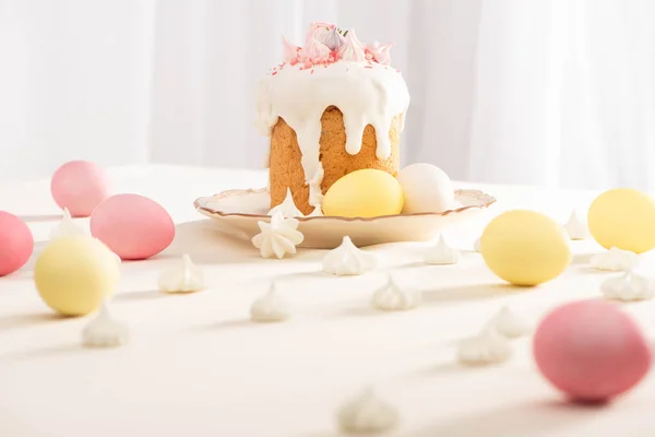 Wybiórcze Skupienie Pyszne Ciasto Wielkanocne Pobliżu Malowane Jaja Bezy — Zdjęcie stockowe