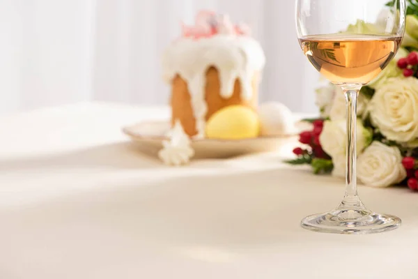 选择重点美味的复活节蛋糕 鸡蛋放在盘子里 靠近花朵和葡萄酒 — 图库照片