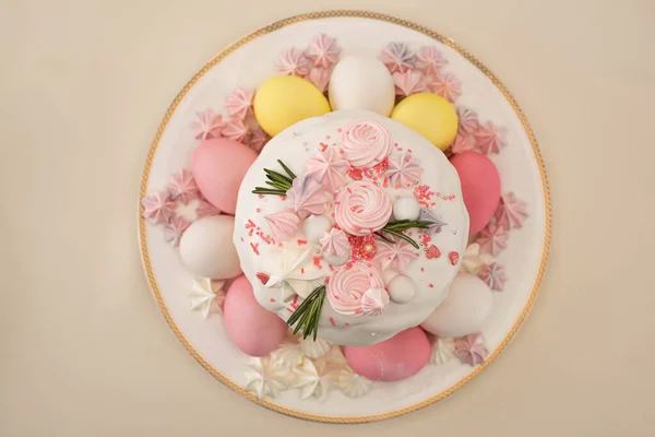 Top View Tasty Fresh Easter Cake Painted Eggs Meringue Plate — Stock Photo, Image