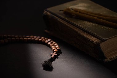 kutsal incilin seçici odağı mumlarla ve haçla haç ile güneş ışığıyla
