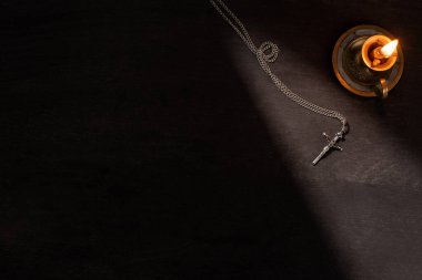 Mum yakma ve koyu arkaplanda güneş ışığı ile çapraz görünüm