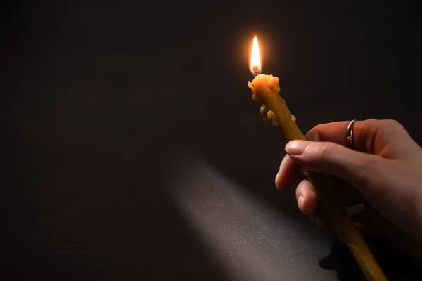 Περικοπή Άποψη Της Γυναίκας Κρατώντας Καύση Κερί Εκκλησία Στο Σκοτάδι — Φωτογραφία Αρχείου