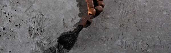 Santa Biblia Con Rosario Sobre Fondo Negro Oscuro Con Velas — Foto de Stock