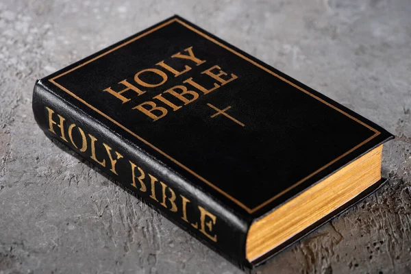 Biblia Santa Sobre Superficie Texturizada Gris —  Fotos de Stock