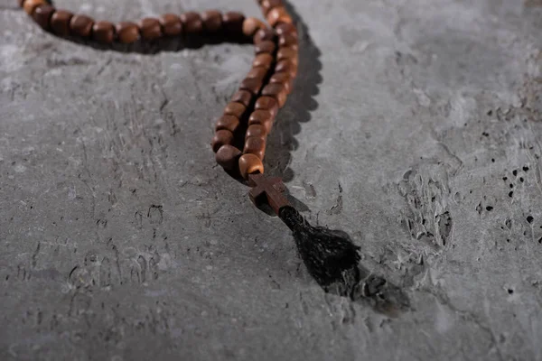 Chapelet Bois Avec Croix Sur Surface Grise Texturée — Photo