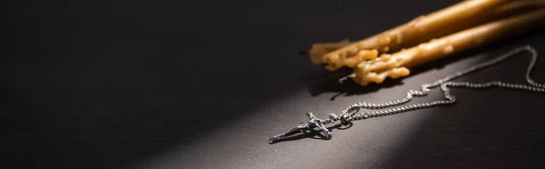 Хрест Церковні Свічки Чорному Темному Фоні Сонячним Світлом Панорамний Знімок — стокове фото