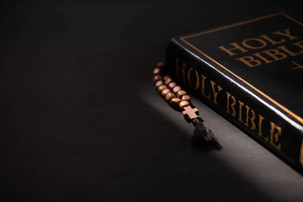 Svatá Bible Růžencem Černém Tmavém Pozadí — Stock fotografie