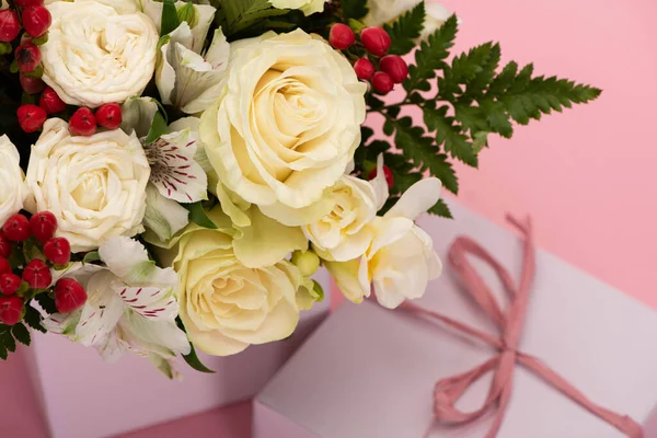 Vue Rapprochée Bouquet Fleurs Dans Une Boîte Cadeau Festive Avec — Photo
