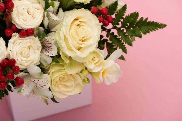 Vista Cerca Del Ramo Flores Caja Regalo Festiva Sobre Fondo — Foto de Stock