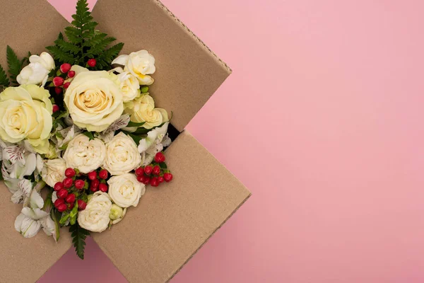Πάνω Όψη Του Μπουκέτο Λουλούδια Κουτί Από Χαρτόνι Ροζ Φόντο — Φωτογραφία Αρχείου