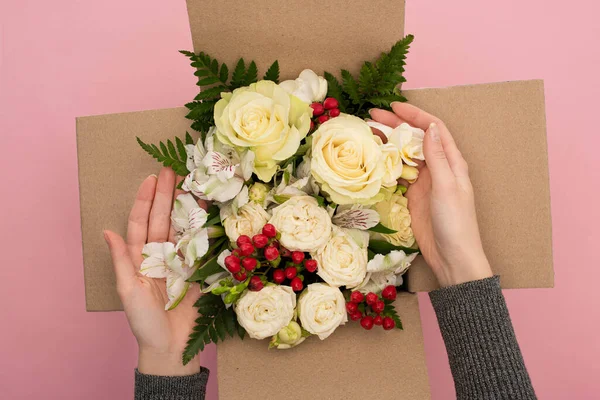 분홍빛 배경에 상자에 꽃다발에 여자의 — 스톡 사진