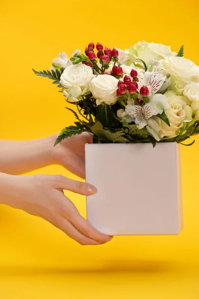 Vista Recortada Mujer Sosteniendo Primavera Ramo Fresco Flores Caja Sobre — Foto de Stock