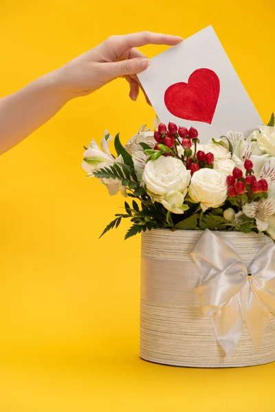 Zugeschnittene Ansicht Einer Frau Die Valentinskarte Frühling Legt Frischen Blumenstrauß — Stockfoto