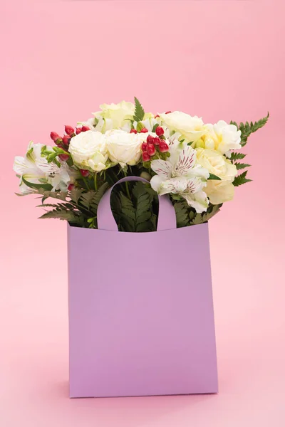 Bouquet Flowers Violet Paper Bag Pink Background — Stock Photo, Image