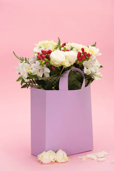 Bouquet Flowers Violet Paper Bag Petals Pink Background — Stock Photo, Image