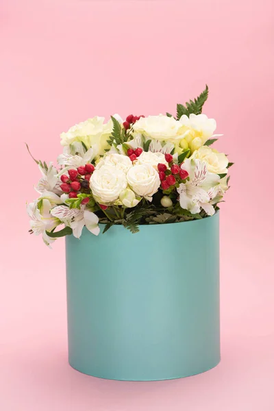 粉红色背景的绿松石礼品盒中的花束 — 图库照片