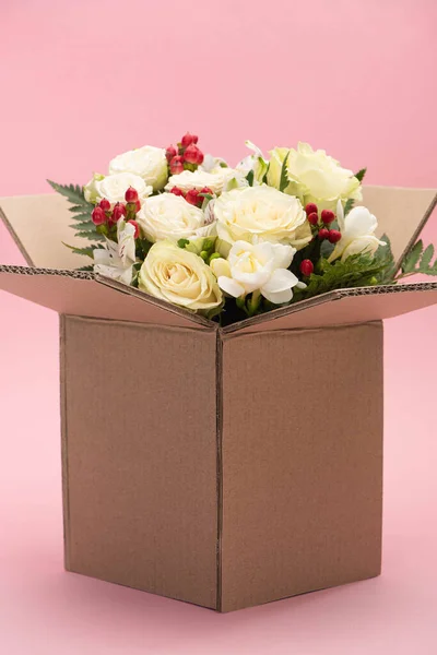 Bouquet Flowers Carton Box Pink Background — Stock Photo, Image