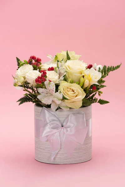 Boeket Bloemen Feestelijke Geschenkdoos Met Strik Roze Achtergrond — Stockfoto