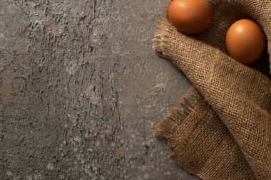 Gri beton arka planda kahverengi tavuk yumurtalarının üst görüntüsü