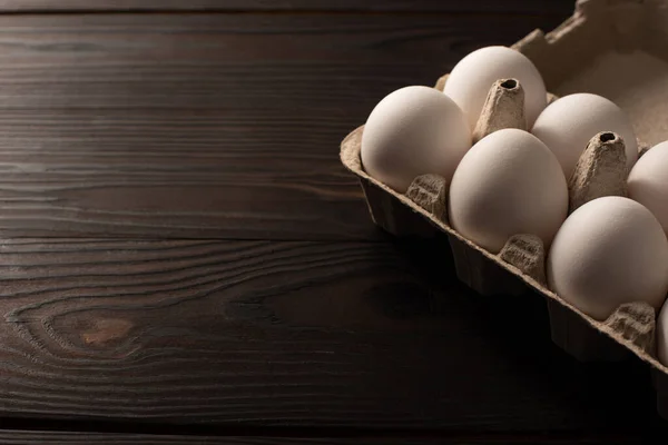 深色木制背景蛋盘中的白蛋 — 图库照片