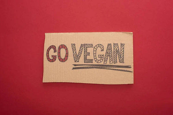 Top View Cardboard Sign Vegan Inscription Red Background — Stock Photo, Image