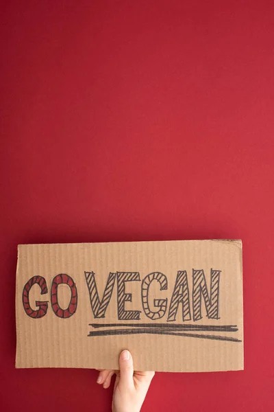 Visão Parcial Mulher Segurando Papelão Com Inscrição Vegan Fundo Vermelho — Fotografia de Stock