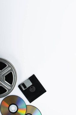 CD disklerin, disketlerin ve film makaralarının beyaz arkaplanda üst görünümü