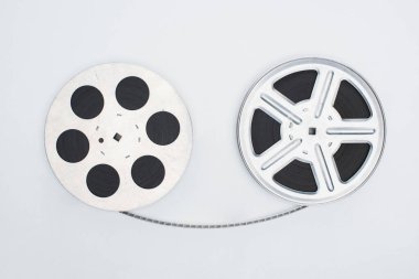 Beyaz arka planda film şeridi olan film makaralarının üst görünümü
