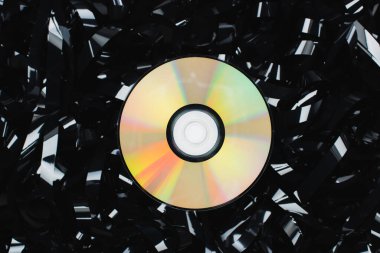 Siyah film şeridi üzerindeki CD diskin üst görünümü