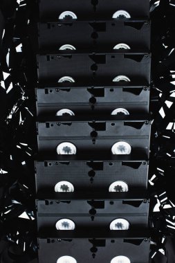 Siyah film şeridi üzerindeki VHS kasetlerinin üst görünümü