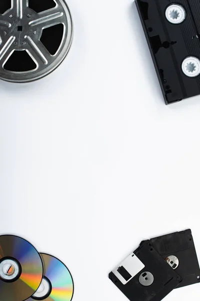 Bovenaanzicht Van Schijven Vhs Cassette Diskettes Filmhaspel Witte Achtergrond — Stockfoto