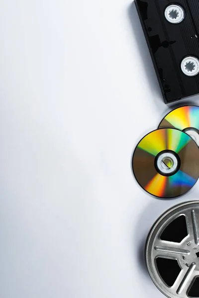 白色背景的Cd盘 Vhs盒式磁带和胶卷的顶部视图 — 图库照片