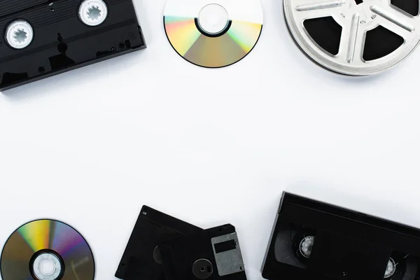 Вид Зверху Компакт Диски Касети Vhs Плівкові Котушки Дискети Білому — стокове фото