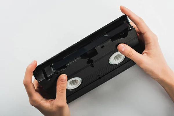 Gedeeltelijk Zicht Man Met Oude Vhs Cassette Witte Achtergrond — Stockfoto