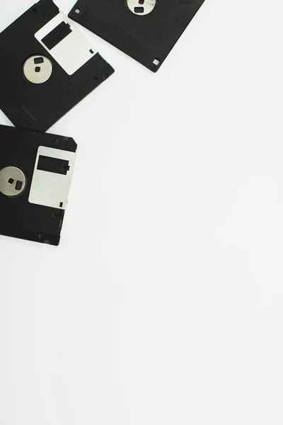Siyah Disketlerin Beyaz Üzerine Izole Edilmiş Üst Görünümü — Stok fotoğraf