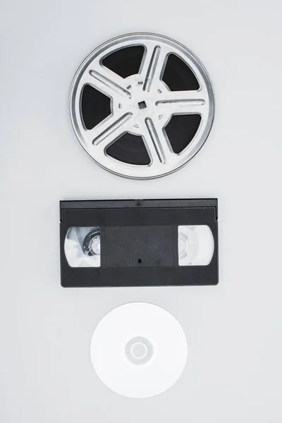 白い背景にフィルムリール Vhsカセット Cdディスクのトップビュー — ストック写真