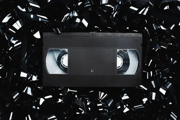 フィルムストリップ上の黒いVhsカセットのトップビュー — ストック写真