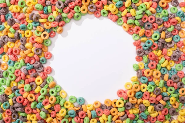白い背景に丸枠の中に配置された明るい多色の朝食シリアルのトップビュー — ストック写真