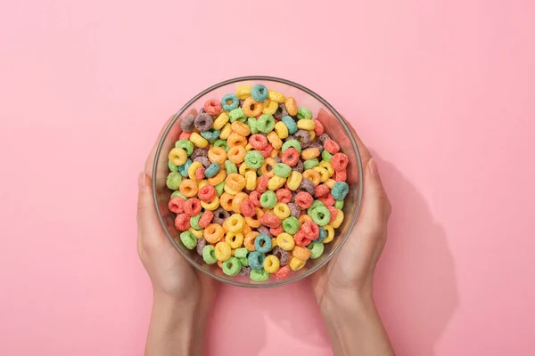 Vista Recortada Mujer Sosteniendo Cereales Desayuno Colores Brillantes Tazón Sobre — Foto de Stock