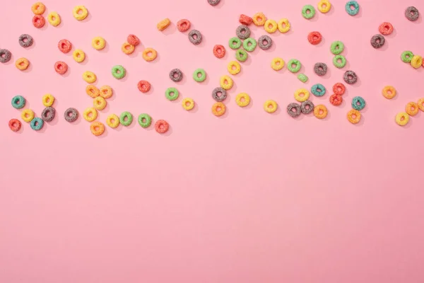 Vista Superior Cereales Desayuno Multicolores Brillantes Dispersos Sobre Fondo Rosa — Foto de Stock