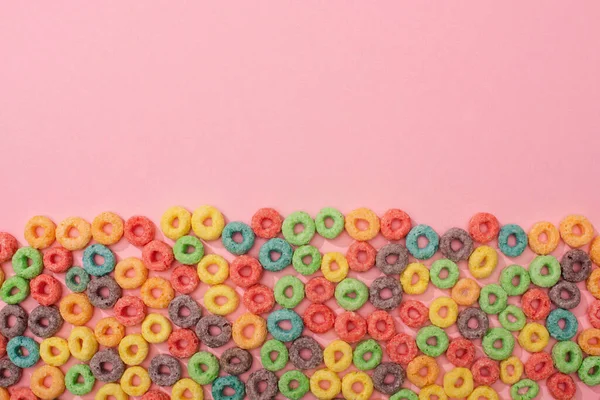 粉色背景的色彩艳丽的早餐麦片的顶部视图 — 图库照片