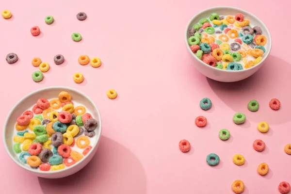 Helle Bunte Frühstückscerealien Mit Milch Schalen Auf Rosa Hintergrund — Stockfoto