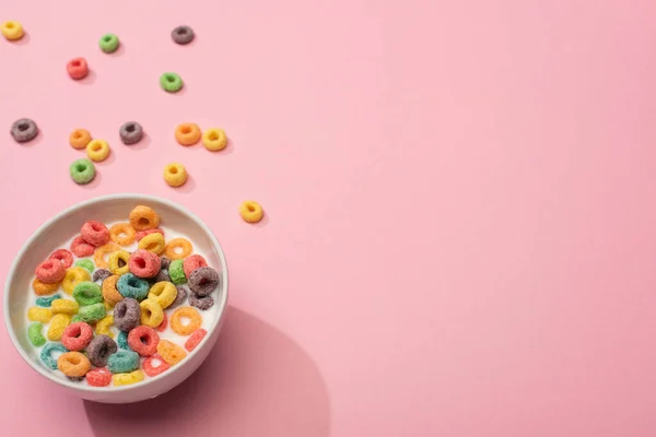 Brilhante Cereal Café Manhã Colorido Com Leite Tigela Fundo Rosa — Fotografia de Stock