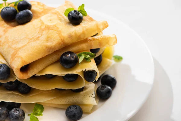 Aproape Vedere Crepes Gustoase Menta Afine Placa Fundal Alb — Fotografie, imagine de stoc