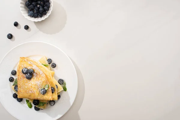 Vista Superior Crepes Sabrosos Cerca Tazón Arándanos Sobre Fondo Gris —  Fotos de Stock