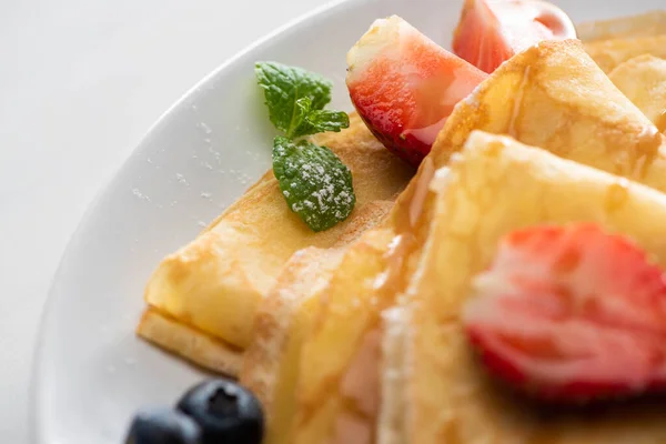 Vista Cerca Crepes Sabrosos Con Arándanos Fresas Menta Plato — Foto de Stock