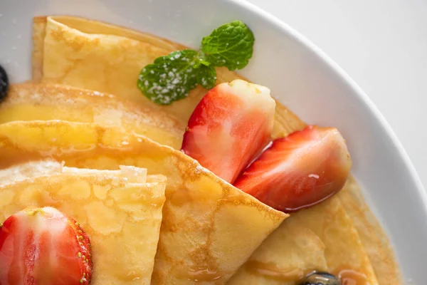 Vue Rapprochée Crêpes Savoureuses Aux Fraises Menthe Sur Assiette — Photo